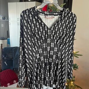 Beautiful! Laurie Felt Black and White Patterned Blouse